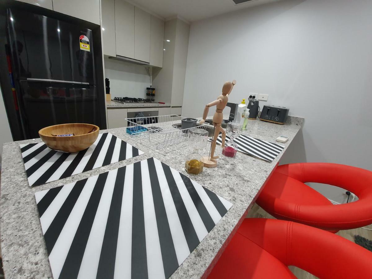 Apartment Lavish Quarters - 2 Bed 2 Bath, Parking, Sleeps 5, Indoor & Outdoor Pool, Spa,sauna,gym - No Parties *