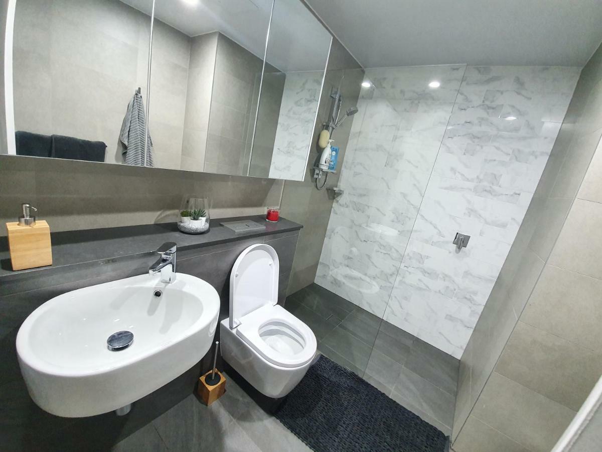 Lavish Quarters - 2 Bed 2 Bath, Parking, Sleeps 5, Indoor & Outdoor Pool, Spa,sauna,gym - No Parties *