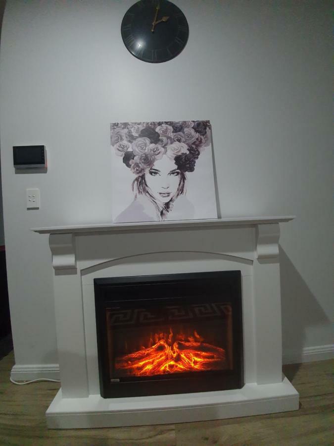 Apartment Lavish Quarters - 2 Bed 2 Bath, Parking, Sleeps 5, Indoor & Outdoor Pool, Spa,sauna,gym - No Parties Sydney