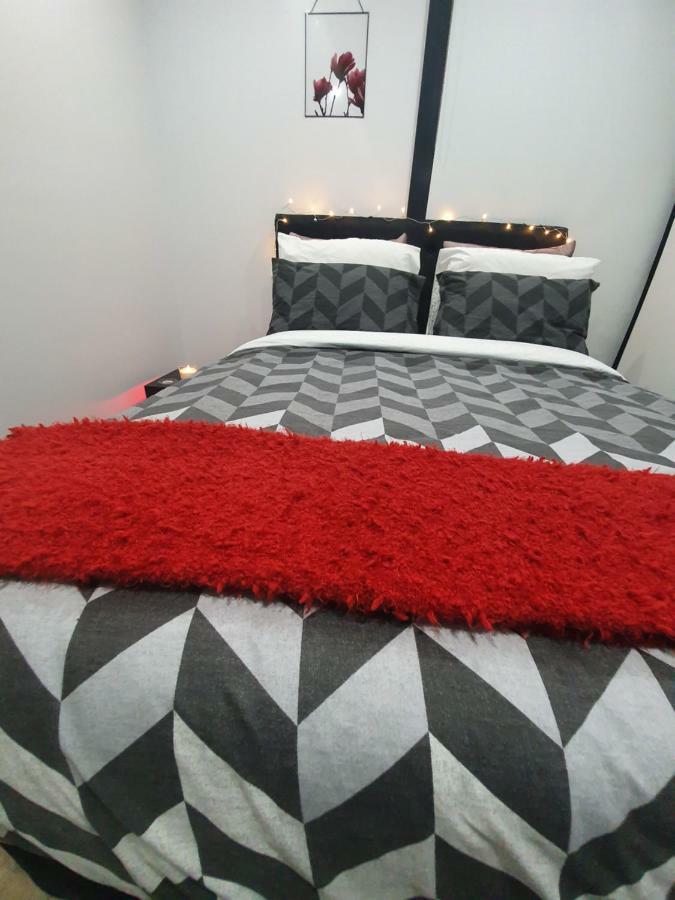 Apartment Lavish Quarters - 2 Bed 2 Bath, Parking, Sleeps 5, Indoor & Outdoor Pool, Spa,sauna,gym - No Parties