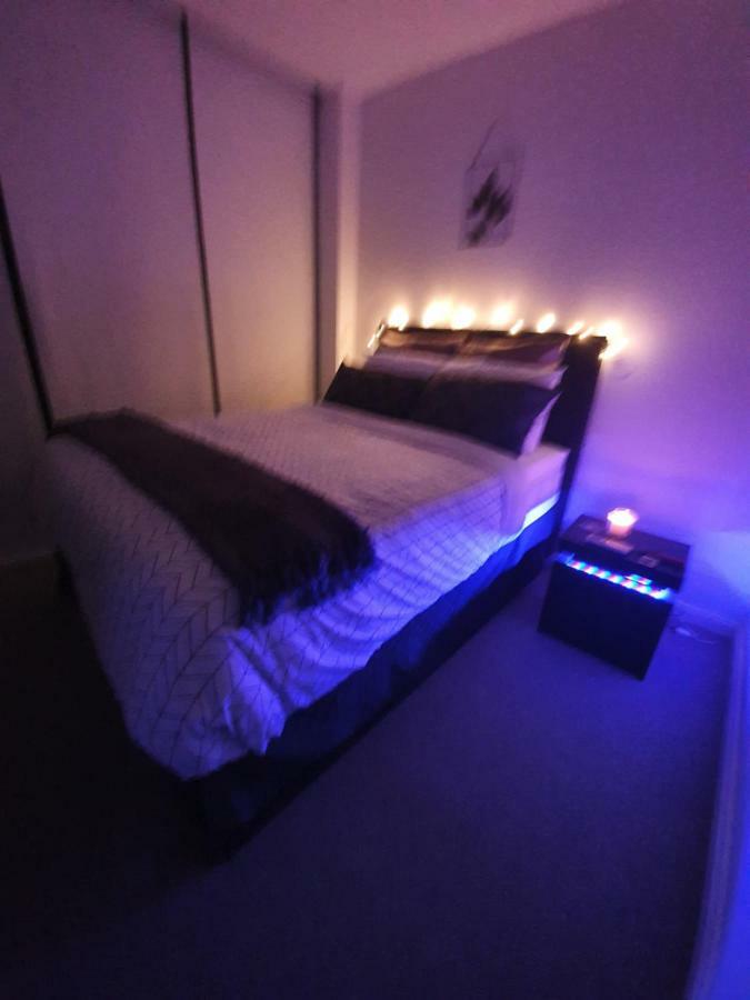 Apartment Lavish Quarters - 2 Bed 2 Bath, Parking, Sleeps 5, Indoor & Outdoor Pool, Spa,sauna,gym - No Parties *