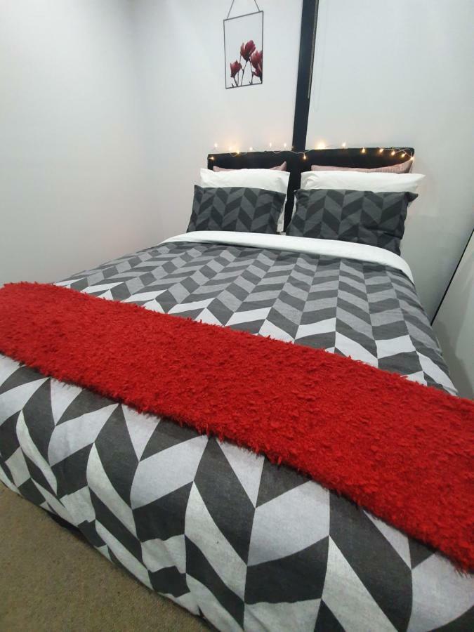 Lavish Quarters - 2 Bed 2 Bath, Parking, Sleeps 5, Indoor & Outdoor Pool, Spa,sauna,gym - No Parties Apartment