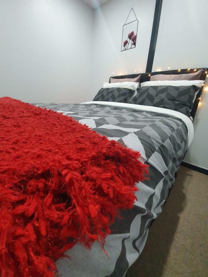 Lavish Quarters - 2 Bed 2 Bath, Parking, Sleeps 5, Indoor & Outdoor Pool, Spa,sauna,gym - No Parties Sydney