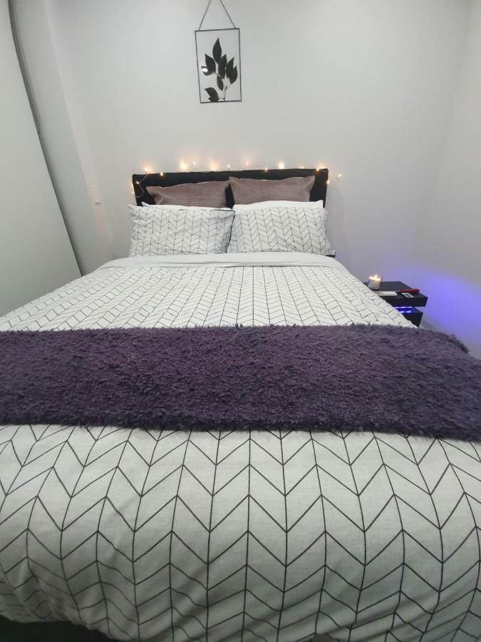 Apartment Lavish Quarters - 2 Bed 2 Bath, Parking, Sleeps 5, Indoor & Outdoor Pool, Spa,sauna,gym - No Parties Sydney