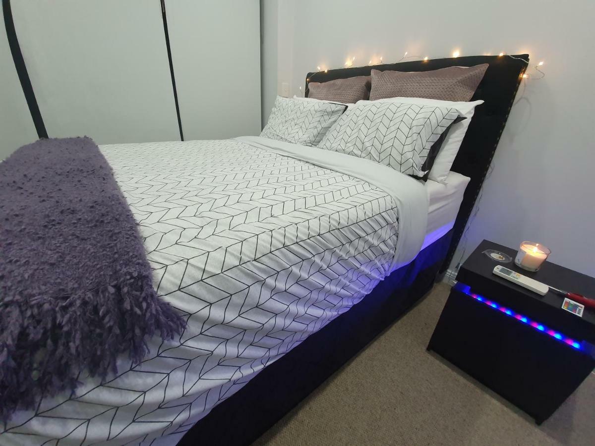 Lavish Quarters - 2 Bed 2 Bath, Parking, Sleeps 5, Indoor & Outdoor Pool, Spa,sauna,gym - No Parties * Sydney