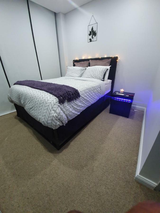 Lavish Quarters - 2 Bed 2 Bath, Parking, Sleeps 5, Indoor & Outdoor Pool, Spa,sauna,gym - No Parties Apartment