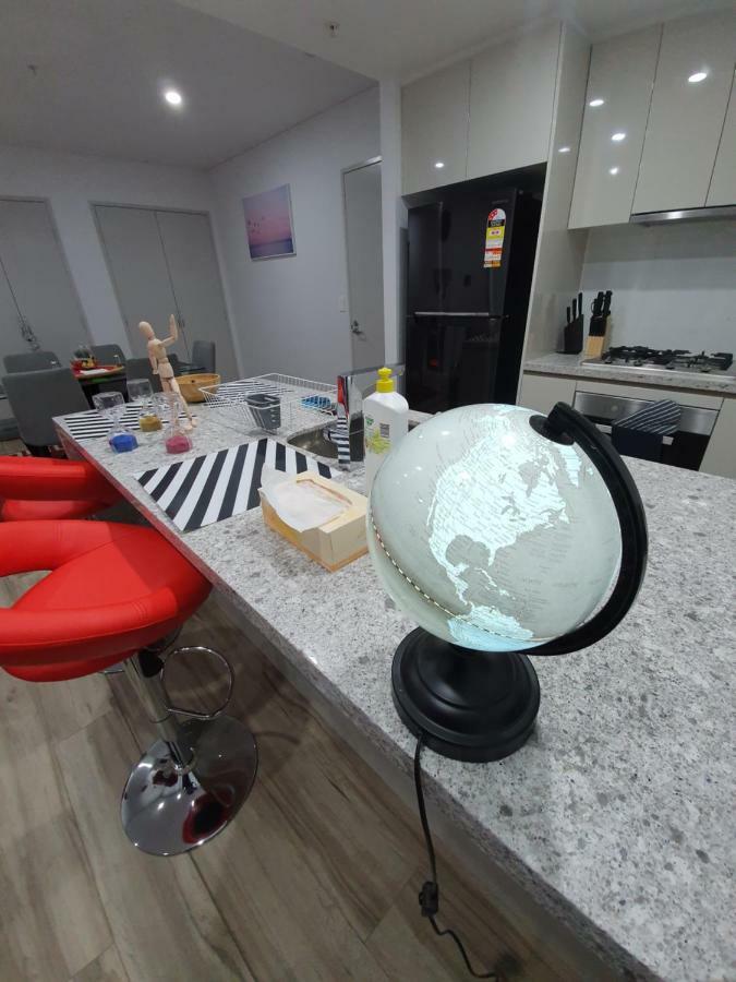 Lavish Quarters - 2 Bed 2 Bath, Parking, Sleeps 5, Indoor & Outdoor Pool, Spa,sauna,gym - No Parties Sydney