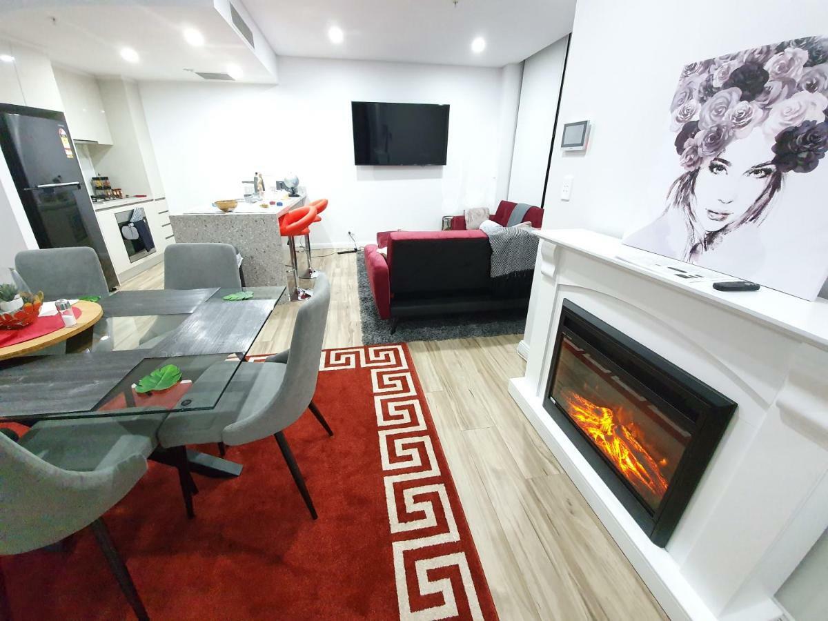 Lavish Quarters - 2 Bed 2 Bath, Parking, Sleeps 5, Indoor & Outdoor Pool, Spa,sauna,gym - No Parties Apartment *