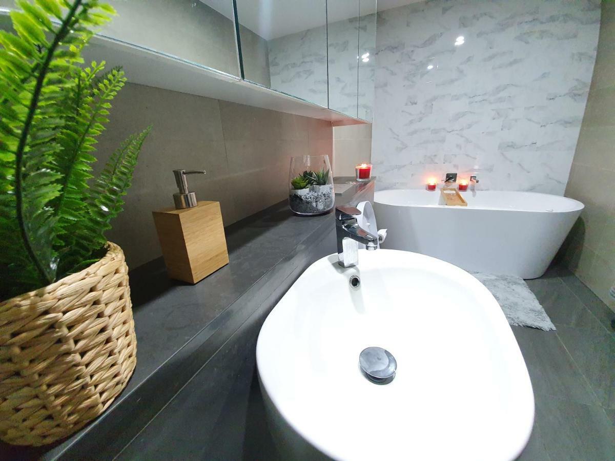 Lavish Quarters - 2 Bed 2 Bath, Parking, Sleeps 5, Indoor & Outdoor Pool, Spa,sauna,gym - No Parties