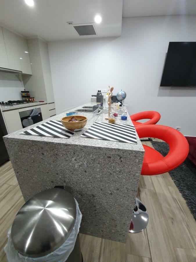 Lavish Quarters - 2 Bed 2 Bath, Parking, Sleeps 5, Indoor & Outdoor Pool, Spa,sauna,gym - No Parties