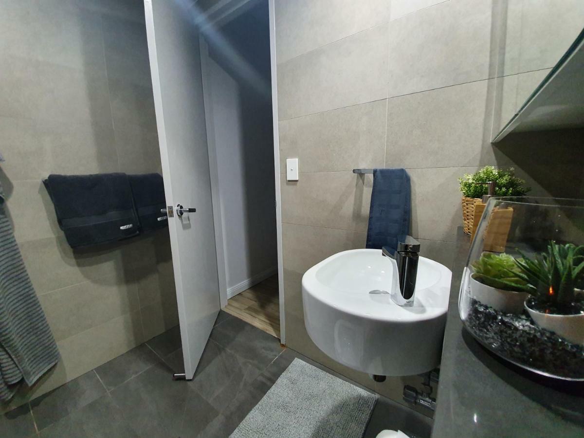 Lavish Quarters - 2 Bed 2 Bath, Parking, Sleeps 5, Indoor & Outdoor Pool, Spa,sauna,gym - No Parties * Sydney