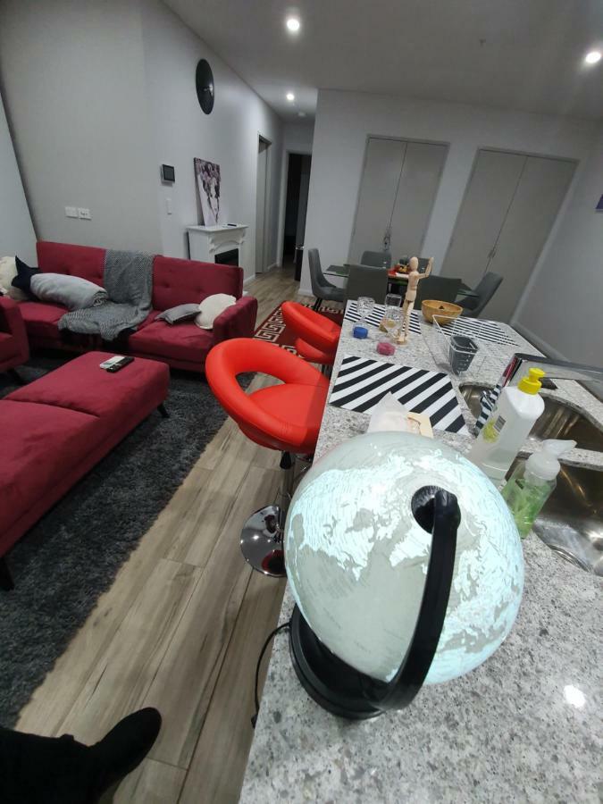 Lavish Quarters - 2 Bed 2 Bath, Parking, Sleeps 5, Indoor & Outdoor Pool, Spa,sauna,gym - No Parties * Sydney