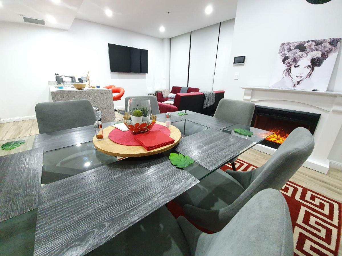 Apartment Lavish Quarters - 2 Bed 2 Bath, Parking, Sleeps 5, Indoor & Outdoor Pool, Spa,sauna,gym - No Parties *