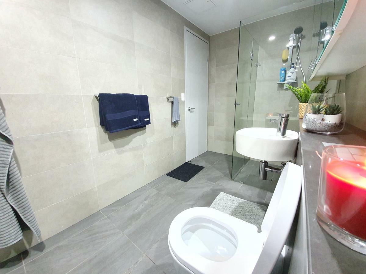 Lavish Quarters - 2 Bed 2 Bath, Parking, Sleeps 5, Indoor & Outdoor Pool, Spa,sauna,gym - No Parties Apartment *
