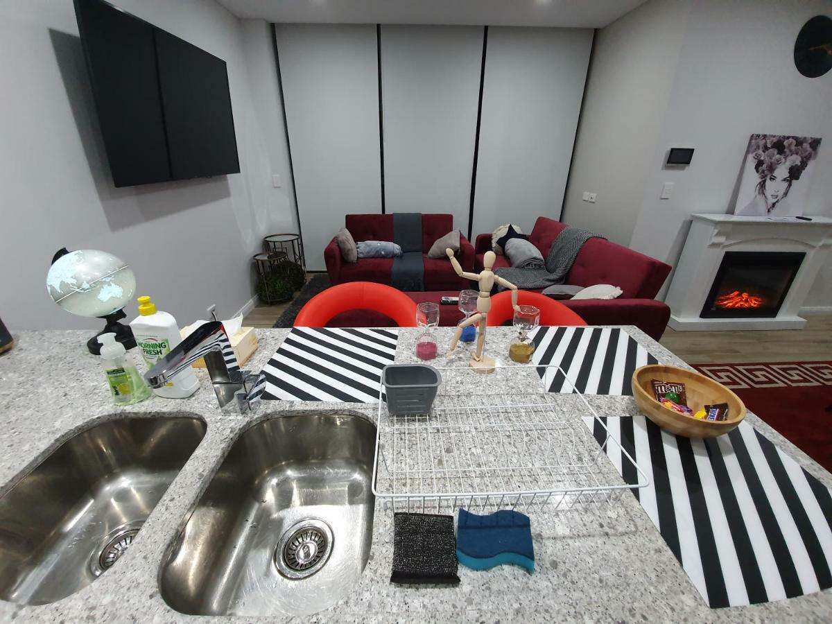Apartment Lavish Quarters - 2 Bed 2 Bath, Parking, Sleeps 5, Indoor & Outdoor Pool, Spa,sauna,gym - No Parties