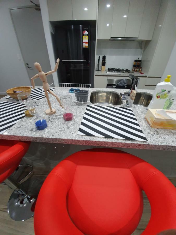Lavish Quarters - 2 Bed 2 Bath, Parking, Sleeps 5, Indoor & Outdoor Pool, Spa,sauna,gym - No Parties *