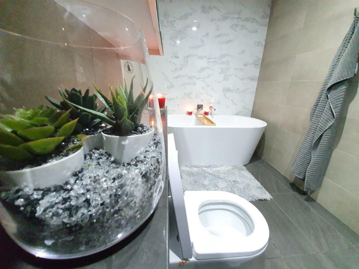 Lavish Quarters - 2 Bed 2 Bath, Parking, Sleeps 5, Indoor & Outdoor Pool, Spa,sauna,gym - No Parties Sydney