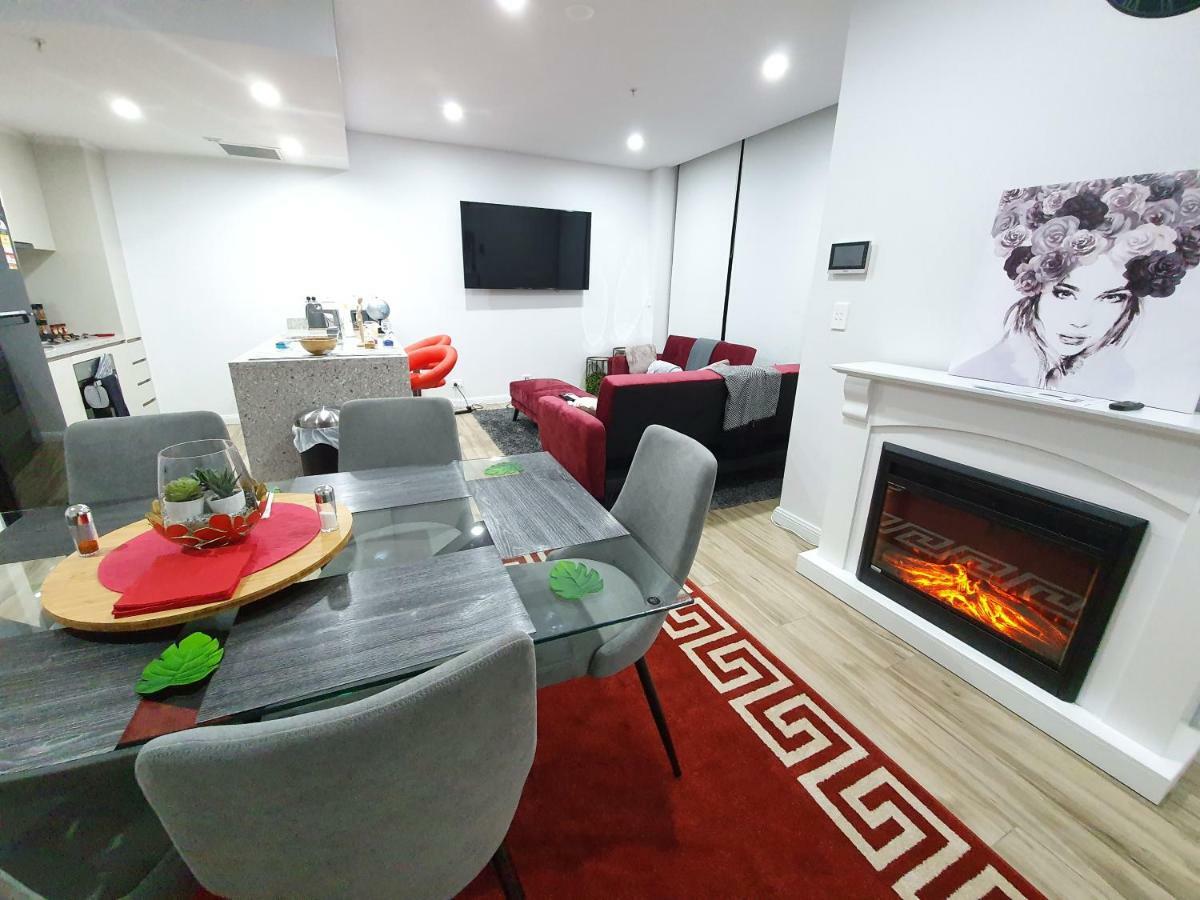 Lavish Quarters - 2 Bed 2 Bath, Parking, Sleeps 5, Indoor & Outdoor Pool, Spa,sauna,gym - No Parties *