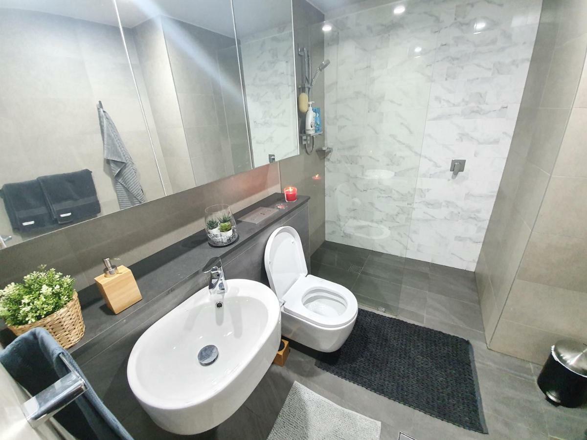 Apartment Lavish Quarters - 2 Bed 2 Bath, Parking, Sleeps 5, Indoor & Outdoor Pool, Spa,sauna,gym - No Parties