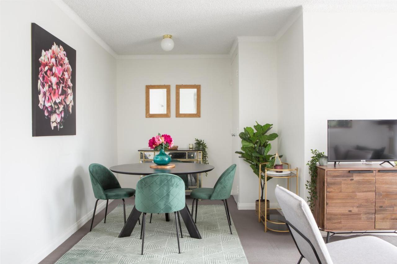 Sunny In Quiet And Neighbourhood Apartment *