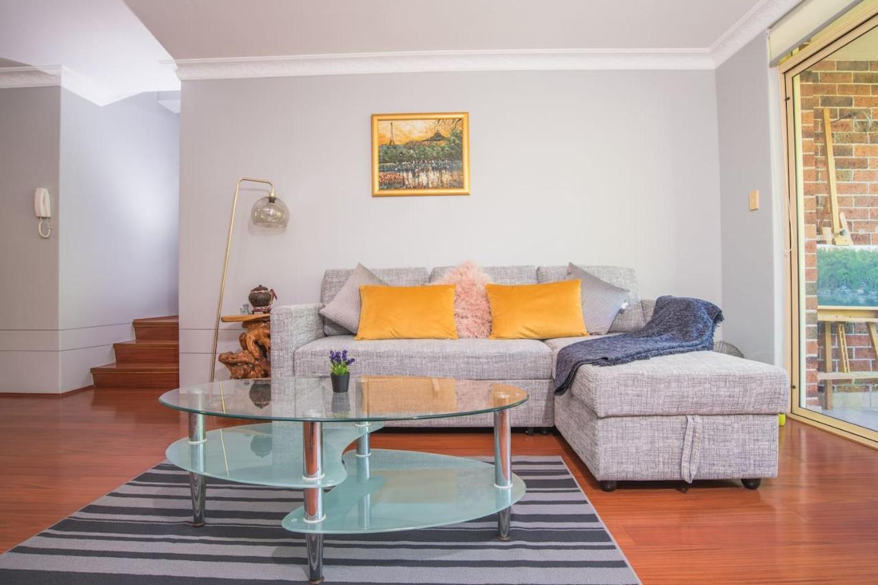 Rustic Hardwood 2 Bedroom In Randwick *