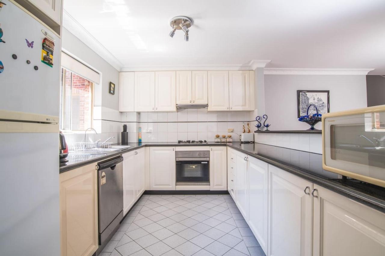 Apartment Rustic Hardwood 2 Bedroom In Randwick *