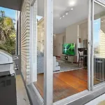 Sunny Bondi Retreat: Beach & Culture Unite!