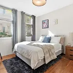 Sunny Bondi Retreat: Beach & Culture Unite!