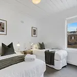 Chic 3-Br Terrace - Prime Location, Modern Comforts