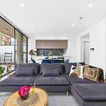 Urban Bliss 3Br Retreat - Split Level, Views, Parking