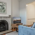 Modern 1-Bed Studio Near Tramsheds