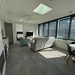 Stylish 2Br Top-Level Unit With Lift Near Bondi Beach