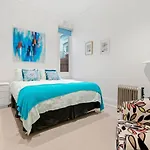 Bright Home In Trendy Newtown Close To The Park