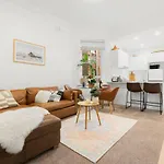 Spacious Boutique Apartment In Beautiful Art Deco Block