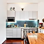 Entire One Bedroom Apartment With Rooftop Pool & Private Backyard