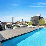 Entire One Bedroom Apartment With Rooftop Pool & Private Backyard