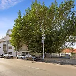 Beachside 1-Bed With Courtyard In Bondi Beach