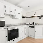 Beachside 1-Bed With Courtyard In Bondi Beach