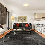 City 2 Bed 2 Bath Parking, Mins To Train And Cbd