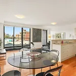 City 2 Bed 2 Bath Parking, Mins To Train And Cbd