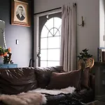 Charming Vintage Flat Near Newtown. 11Am Checkout.