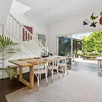 Spacious Garden Retreat-Opposite Centennial Park!