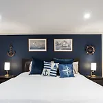 King Bed Harbour View - Captain\'S Retreat