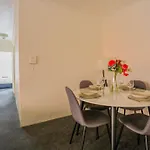 Stylish 2 Bedroom Apartment Chippendale