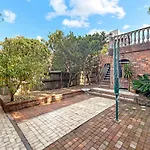 Spacious 4Br Beach Retreat In Bondi