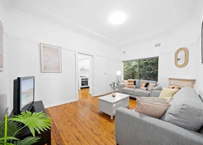Burwood Lovely 2-Bedroom Unit With Free Parking