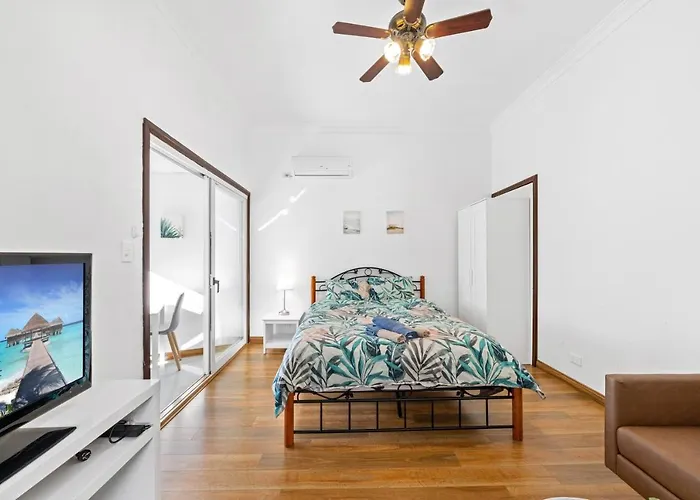 Spacious 1 Bedroom Guest House With Free Parking