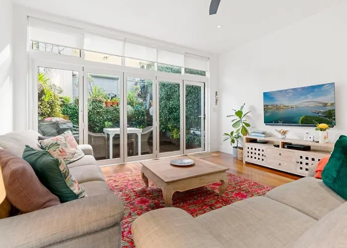 Bright Home In Trendy Newtown Close To The Park