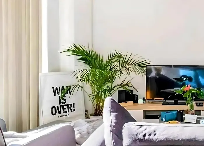 Entire One Bedroom Apartment With Rooftop Pool & Private Backyard