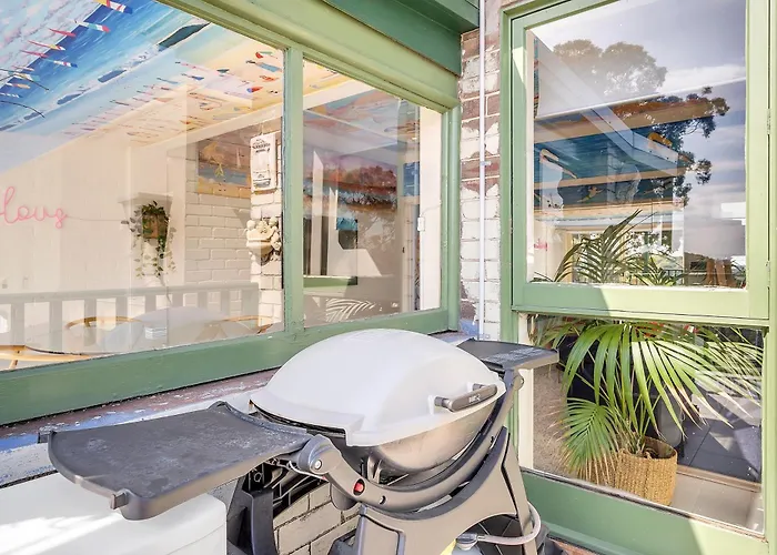 Harbourside Pad With Waterfront Views